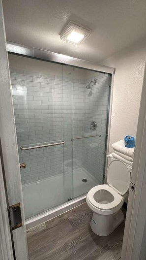 Standard Room, 1 King Bed, Non Smoking | Bathroom | Combined shower/tub, free toiletries, hair dryer, towels