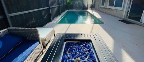 Una piscina al aire libre