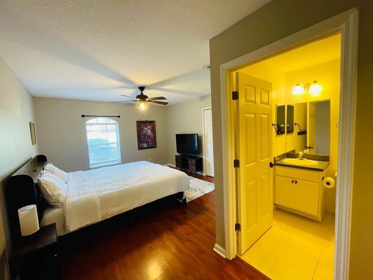 4 habitaciones, tabla de planchar con plancha, wifi y ropa de cama 