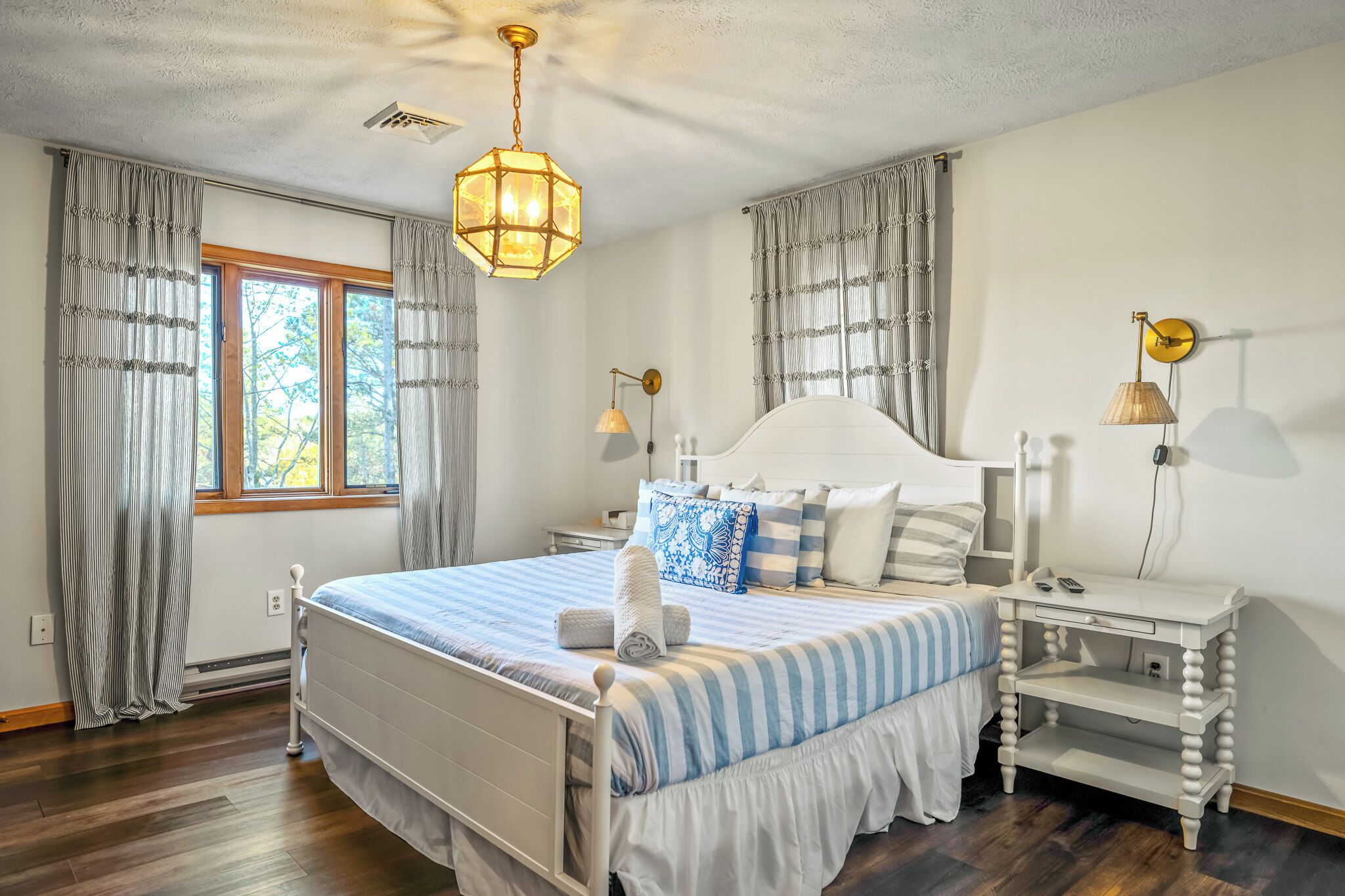 5 slaapkamers, een strijkplank/strijkijzer, internet, beddengoed