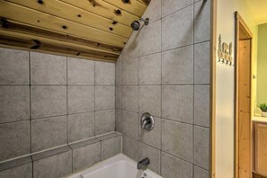 Secadora de cabello, toallas, jabón, papel de baño