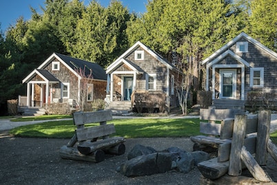 Seabrook Cabin - 10 min Walk to Town, PVT Forest Backyard, Dog Friendly