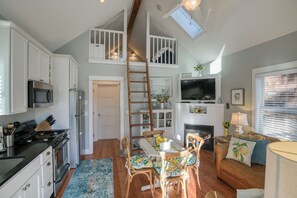 Private kitchen - 10 min Walk to Town, Fire Table & Forest View (Pacific Beach)