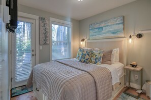 Room - 10 min Walk to Town, Fire Table & Forest View (Pacific Beach)