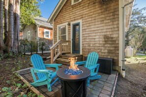 Terrace/patio - 10 min Walk to Town, Fire Table & Forest View (Pacific Beach)