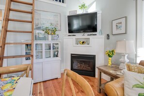 Living area - 10 min Walk to Town, Fire Table & Forest View (Pacific Beach)