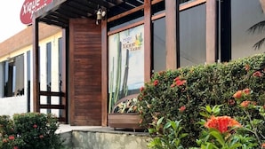 A hotel with a wooden facade, large windows, and a sign reading "Hotel Xique Xique". - HOTEL XIQUE XIQUE POUSADA (Piranhas)