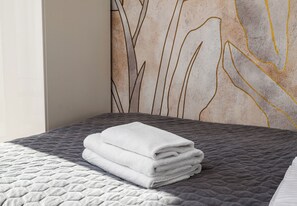 Tabla de planchar con plancha, wifi, ropa de cama