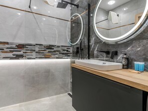 Douche, sèche-cheveux, serviettes fournies