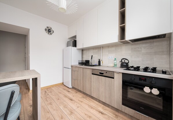 Kühlschrank, Mikrowelle, Ofen, Herdplatte