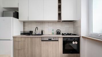 Réfrigérateur, four à micro-ondes, un four, surface de cuisson