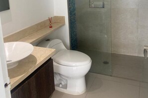 Haartrockner, Handtücher, Seife, Toilettenpapier