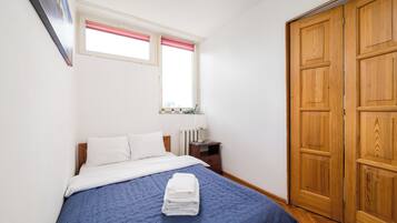 Iron/ironing board, WiFi, bed sheets