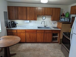 Fridge, microwave, oven, stovetop - Coos Bay View 2-bedroom apartment with bonus third room (Coos Bay)