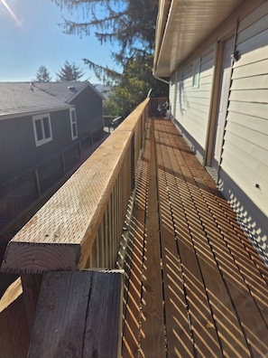 Property grounds - Coos Bay View 2-bedroom apartment with bonus third room (Coos Bay)