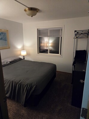 2 bedrooms, desk, iron/ironing board, free WiFi - Coos Bay View 2-bedroom apartment with bonus third room (Coos Bay)