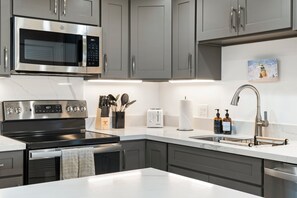 Kylskåp, mikrovågsugn, ugn och spishäll