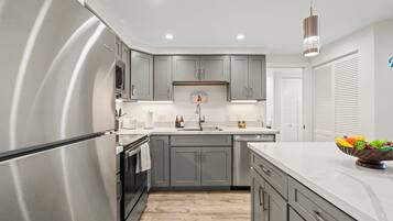 Kühlschrank, Mikrowelle, Ofen, Herdplatte