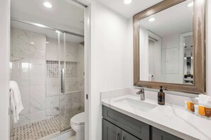 Shower, hair dryer, towels, soap - Elegant Maui Banyan, Pool/Hot Tub, Steps to Beach (Kihei)