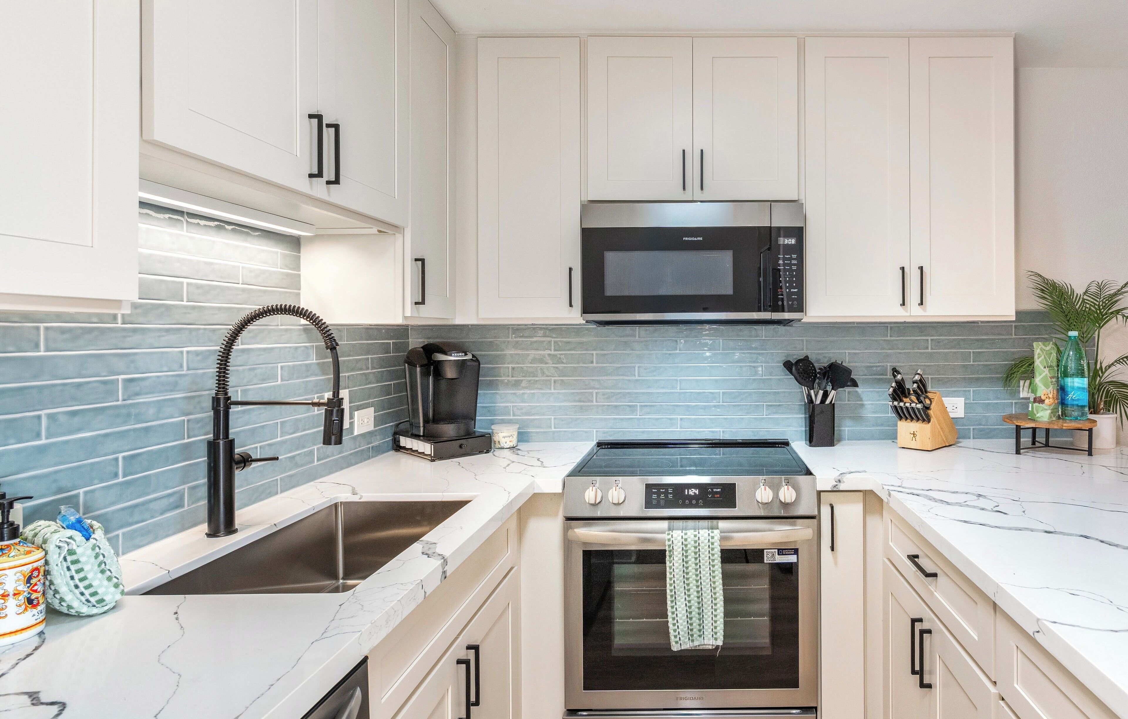 Luxury Apartment, Lanai, Garden View | Private kitchen