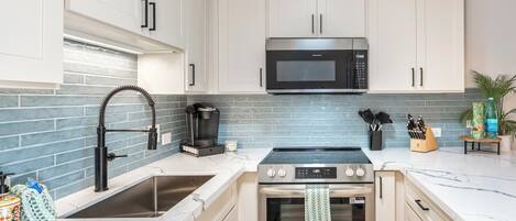 Luxury Apartment, Lanai, Garden View | Dapur peribadi