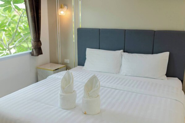 In-room safe, blackout drapes, free WiFi