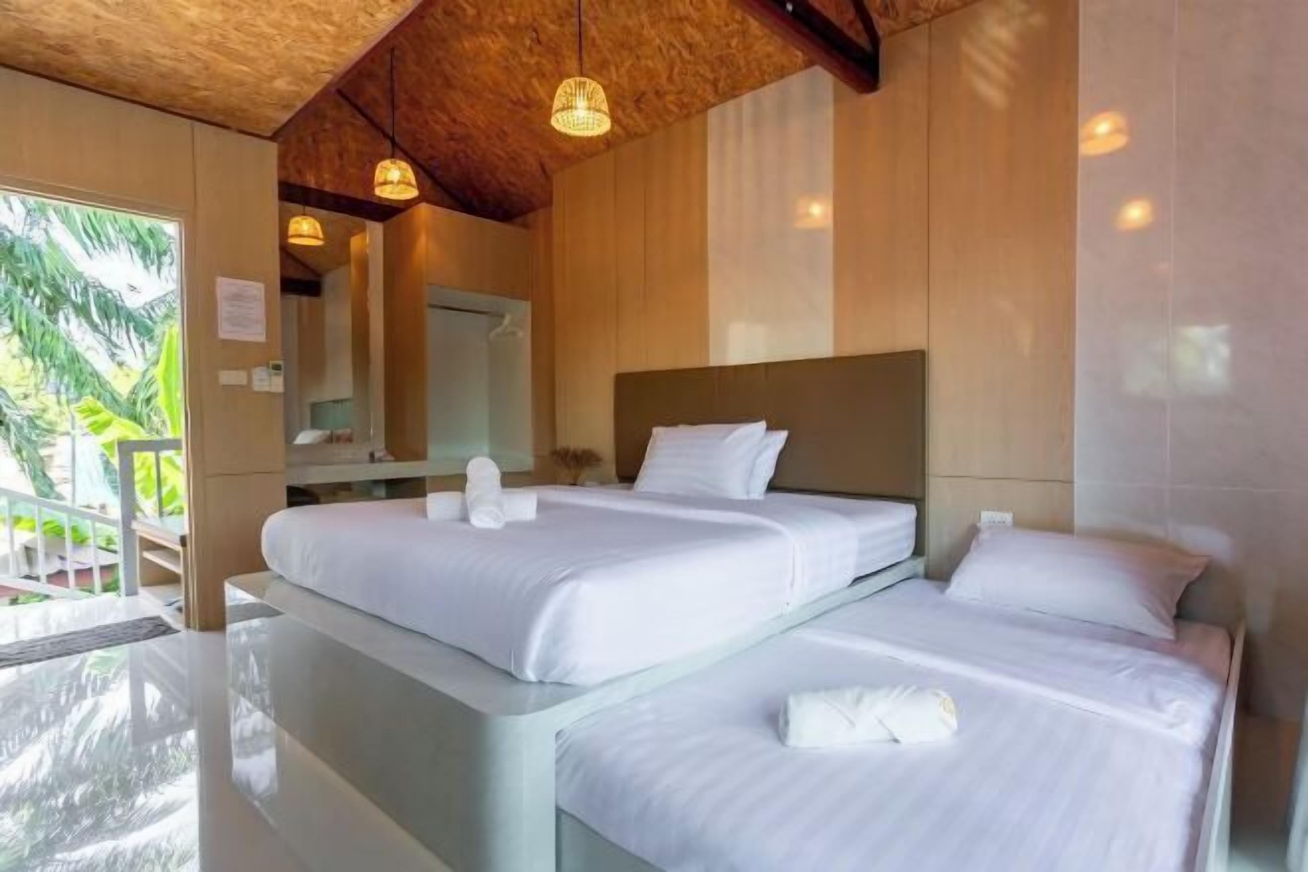 Minibar, coffre-fort, accès au Wi-Fi (inclus), literie fournie