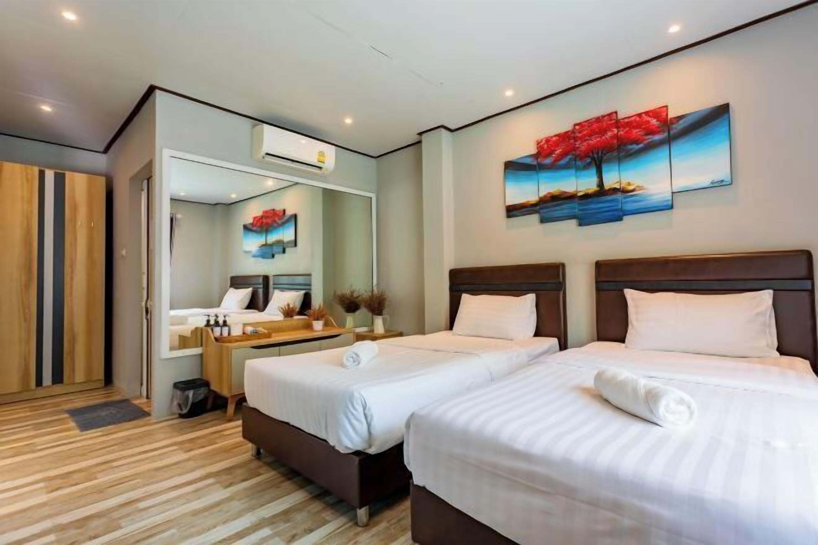 Minibar, caja de seguridad en la habitación y escritorio 