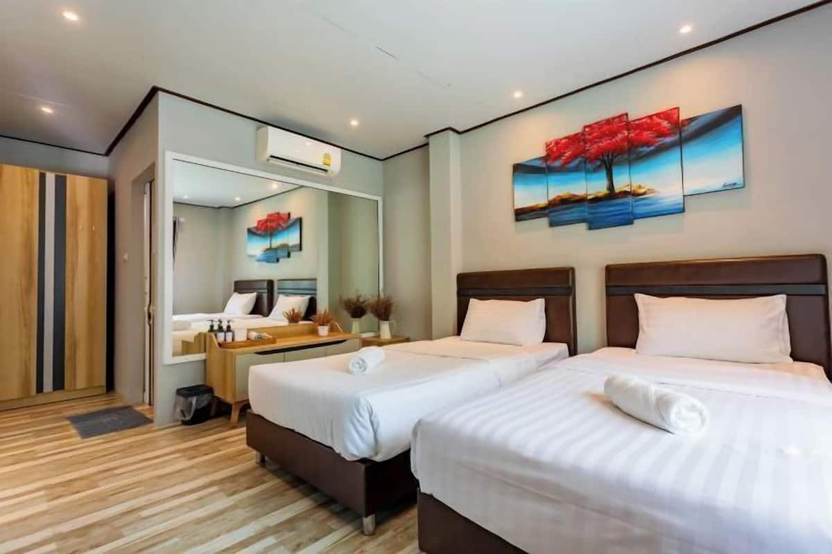 Minibar, in-room safe, WiFi (free), bed sheets
