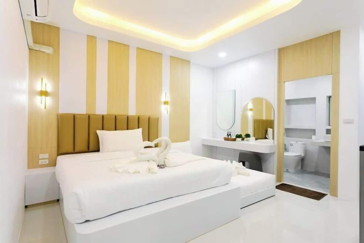 Frigobar, cofres nos quartos, escrivaninha, cortinas blackout