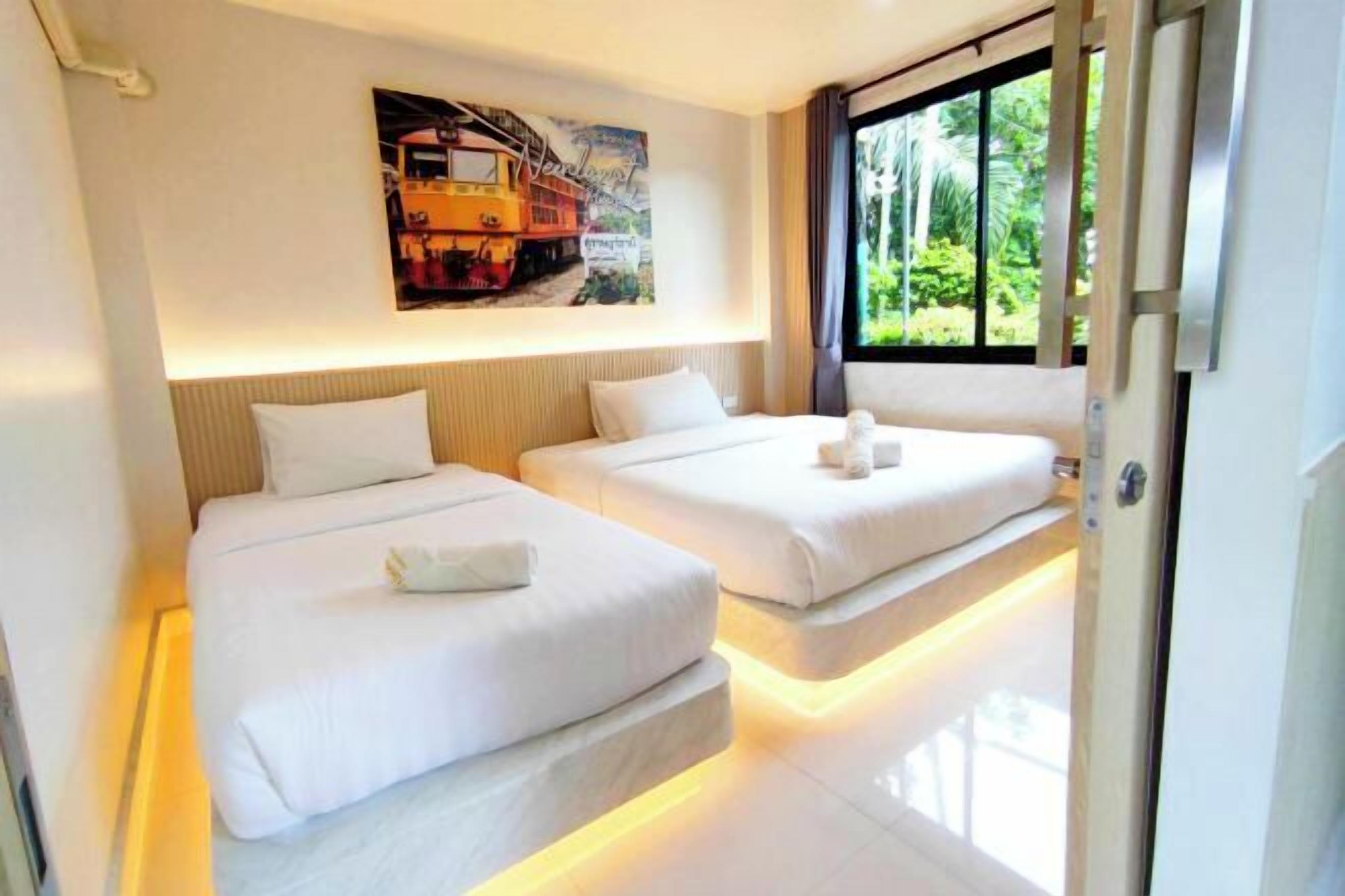 Minibar, caja de seguridad en la habitación y escritorio 