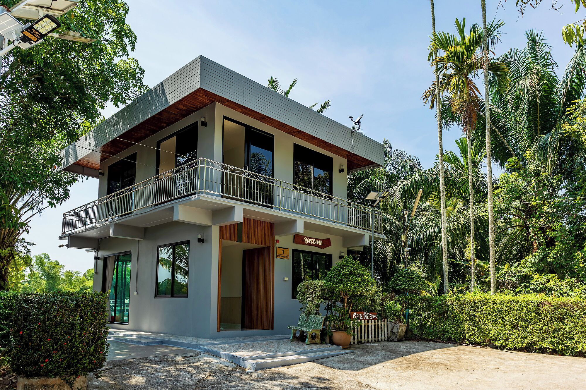 Casa Confort, vista al jardín | Minibar, caja de seguridad en la habitación y escritorio 