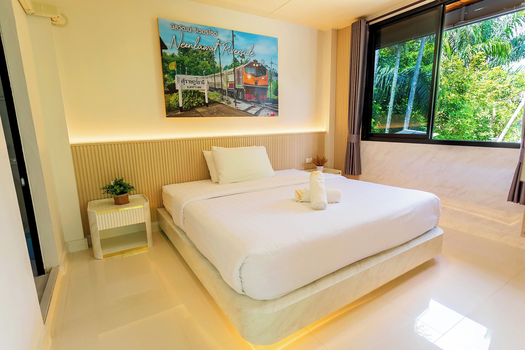 Minibar, coffres-forts dans les chambres, bureau, rideaux occultants