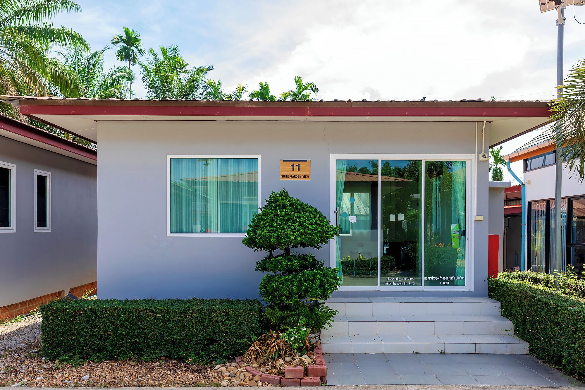 Suite, vista al jardín | Minibar, caja de seguridad en la habitación y escritorio 