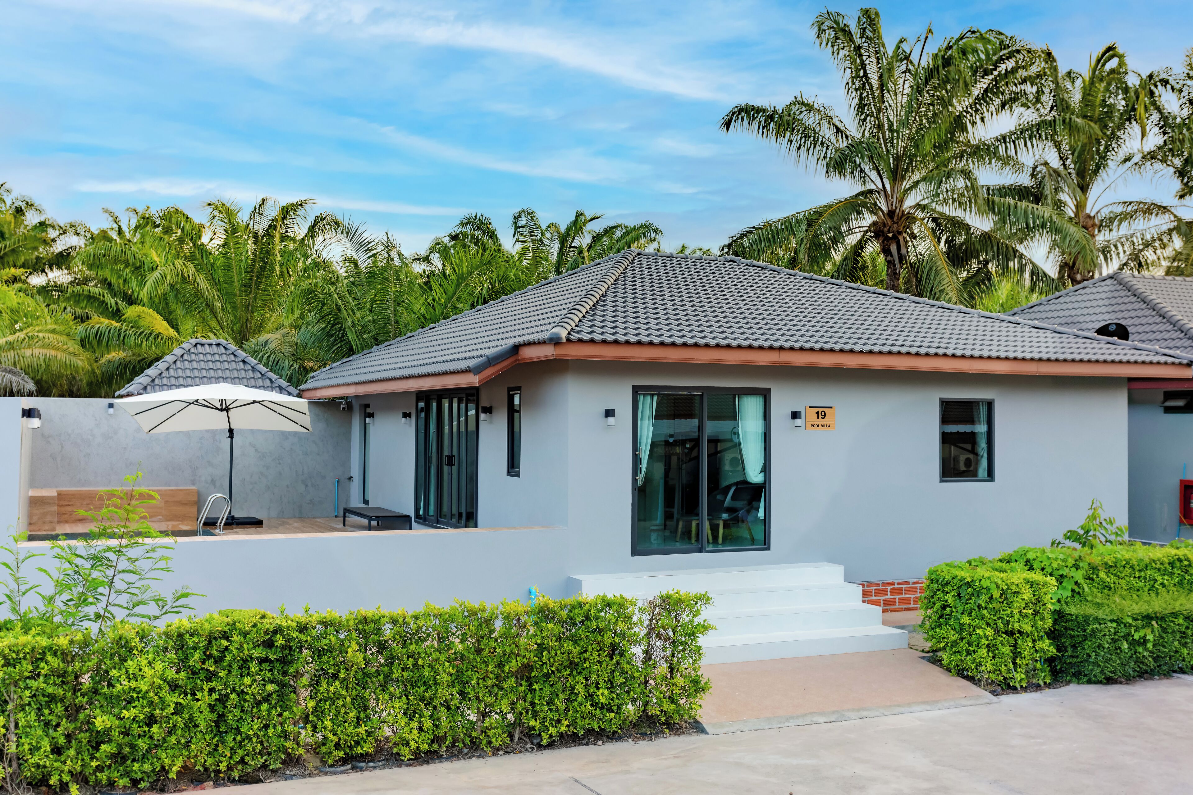 Minibar, coffres-forts dans les chambres, bureau, rideaux occultants