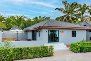 Minibar, in-room safe, desk, blackout drapes - The Neenlawat Riverside Resort & Spa (Phunphin)