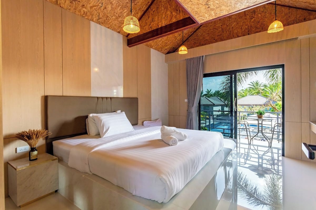 Minibar, in-room safe, blackout curtains, free WiFi