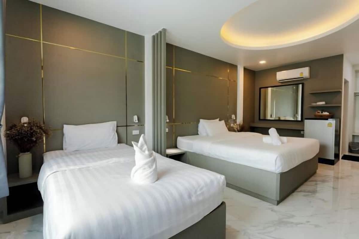 Minibar, in-room safe, WiFi (free), bed sheets