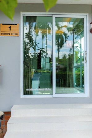 Habitación básica doble, vista al jardín | Caja de seguridad en la habitación, cortinas blackout y wifi gratis