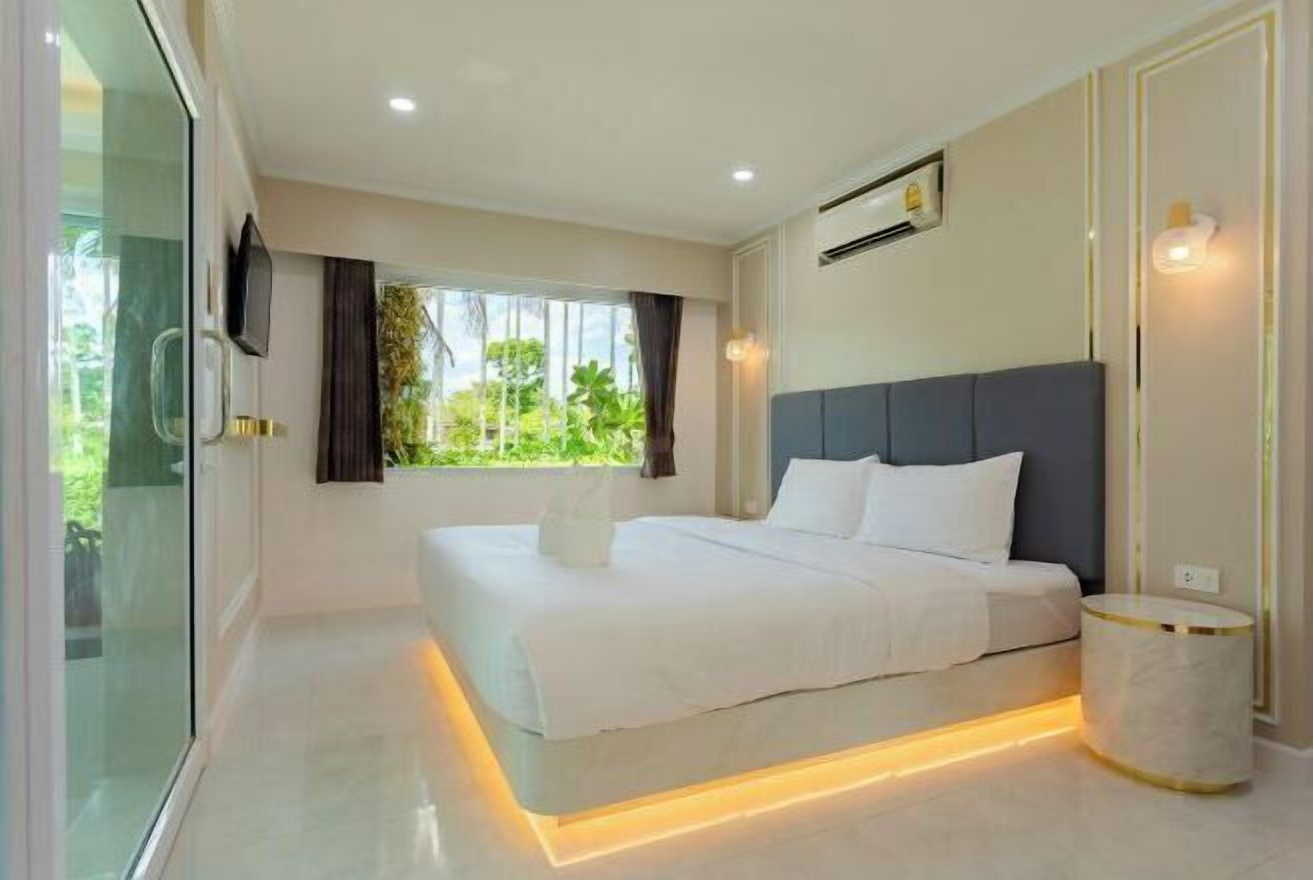 Minibar, caja de seguridad en la habitación y escritorio 