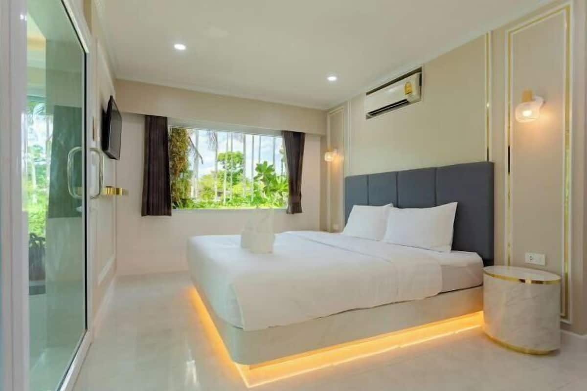 Minibar, in-room safe, WiFi (free), bed sheets