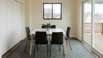 Junior appartement, 3 slaapkamers | Dineerruimte