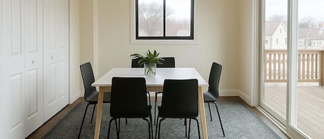 Junior Apartment, 3 Bedrooms | Dining room