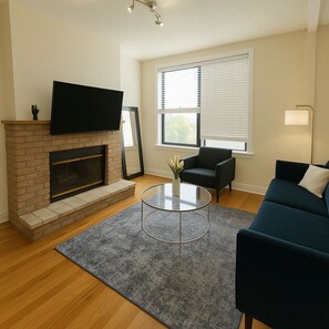 Junior appartement, 3 slaapkamers | Woonruimte | Een 55-inch televisie met digitale zenders en streamingdiensten