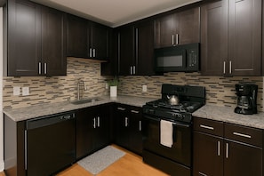 Junior appartement, 3 slaapkamers | Privékeuken | Een koelkast, een microgolfoven, een oven, een kookplaat