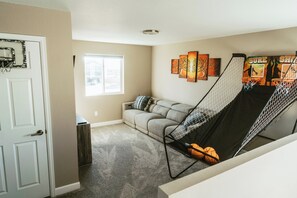 TV connectée, cheminée, baby-foot, table de tennis de table