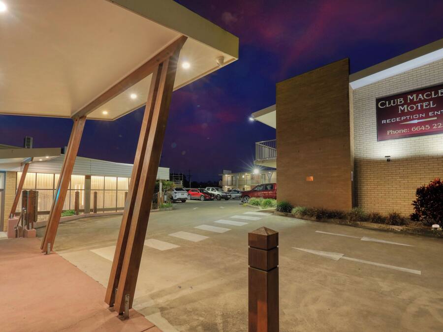 L'ingresso del Club Maclean Motel, con un'area di parcheggio e un edificio con insegna.