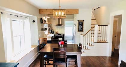 The Perry Canary: Newly Renovated, Charming, Walk to Coffee and Restaurants