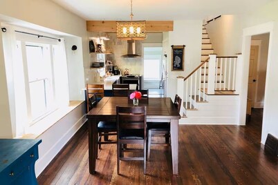 The Perry Canary: Newly Renovated, Charming, Walk to Coffee and Restaurants