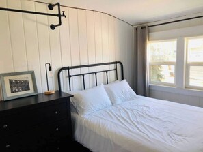 Iron/ironing board, WiFi, bed sheets